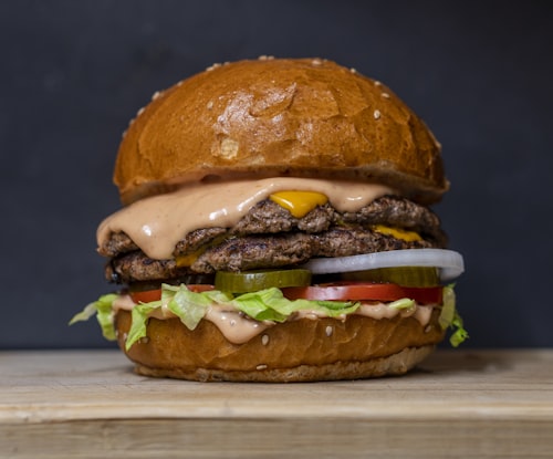 Hambúrguer smash especial com pão brioche, carne wagyu e cobertura fresca